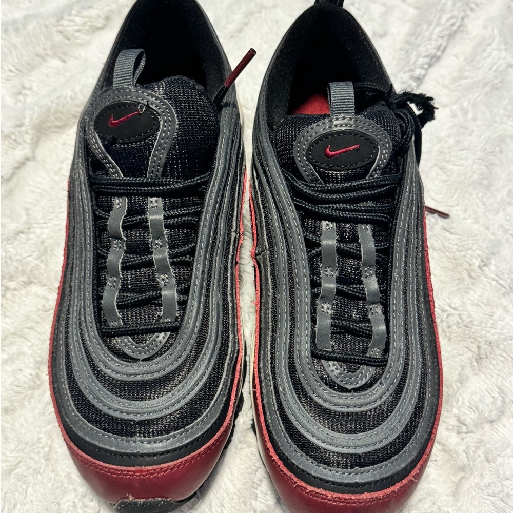 Nike Big kids Black and Red Sneakers